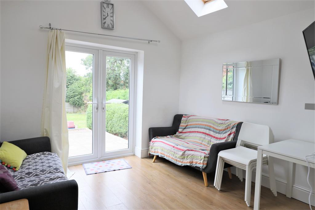 Orme Road, NewcastleunderLyme, ST5 4 bed townhouse £1,863 pcm (£430 pw)