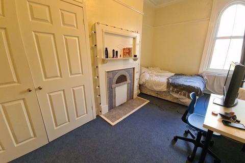 3 bedroom house to rent, Moorland Road, Leeds