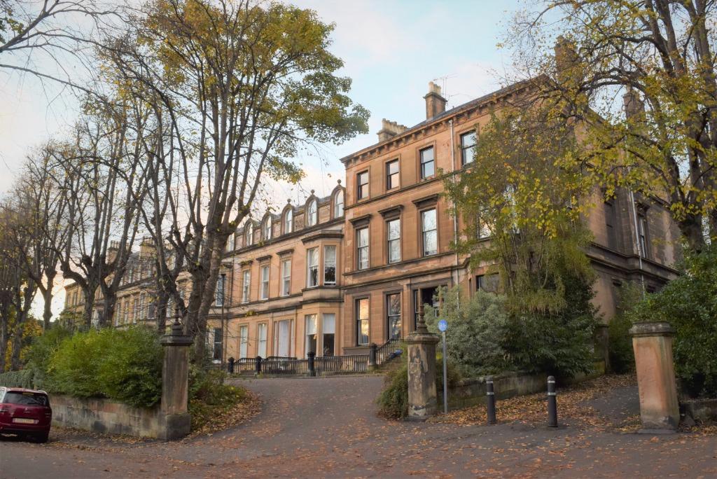 Crown Terrace, Ground Floor, Dowanhill, Glasgow, G12 9ES 4 bed flat £