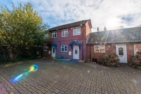 2 bedroom terraced house to rent, Wentworth Court, Newbury, RG14