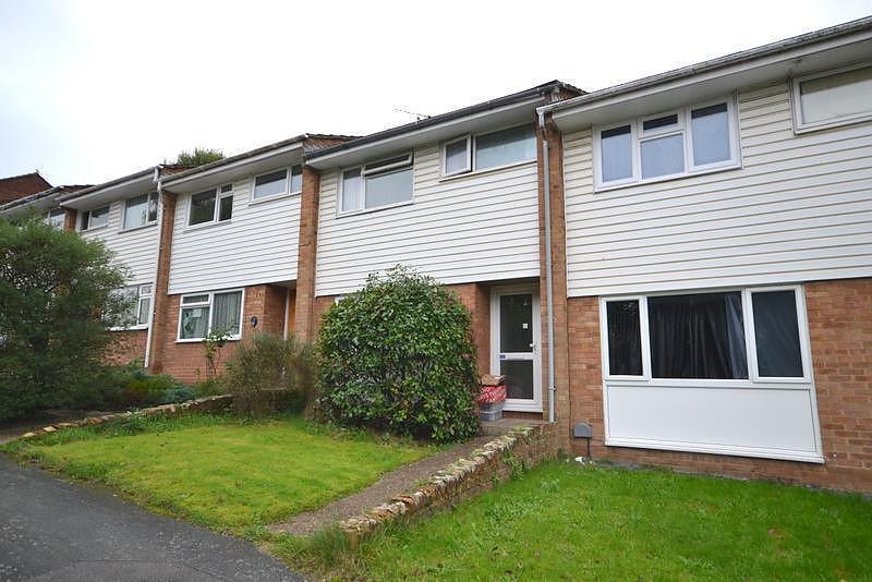 Woodside Close, Knaphill, Woking, GU21 3 bed terraced house £340,000
