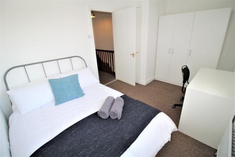 2 bedroom semi-detached house to rent, Plattbrook Close, Manchester M14