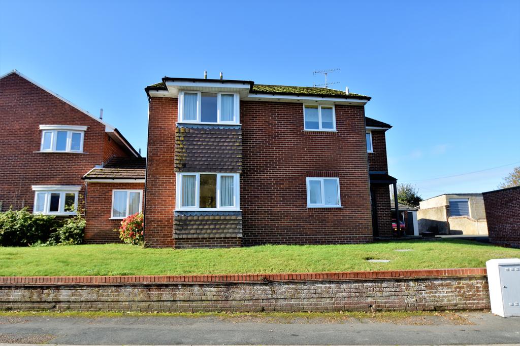 Carisbrooke High Street, Newport PO30 2 bed flat £695 pcm (£160 pw)