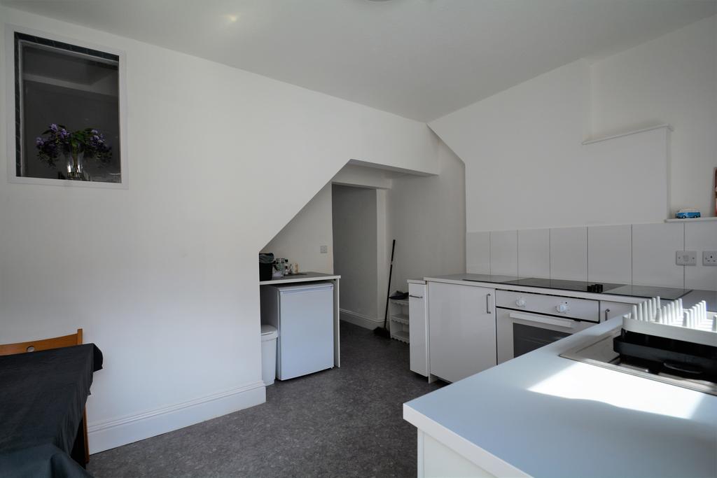 Albert Street, Ventnor PO38 2 bed flat £725 pcm (£167 pw)
