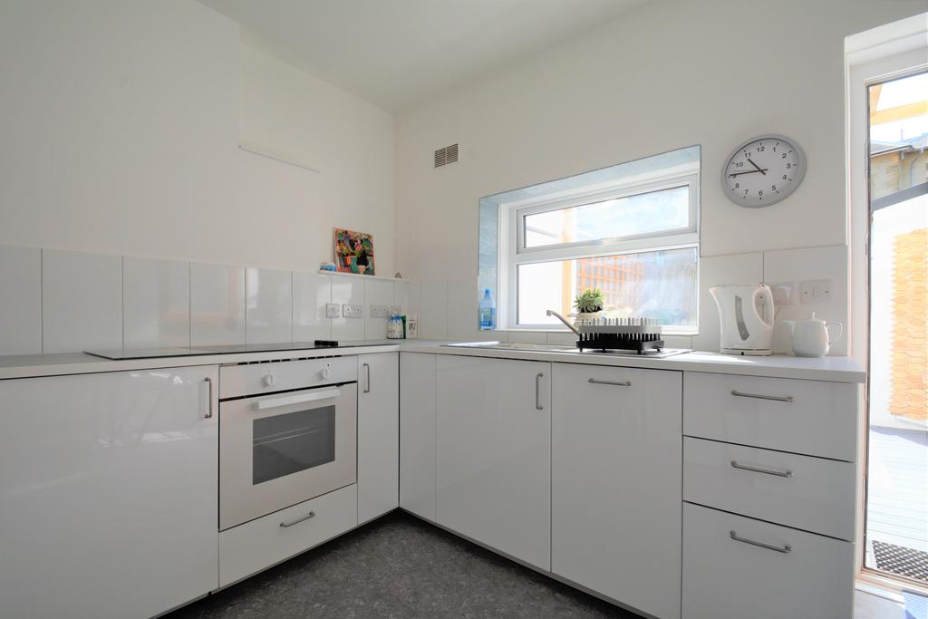 Albert Street, Ventnor PO38 2 bed flat £725 pcm (£167 pw)