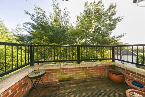 10 Varley Drive, Twickenham, TW1 1QE