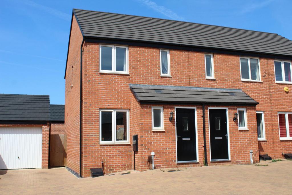 Balmoral Close, Marina Park, Northampton NN5 4WA 2 bed end of terrace
