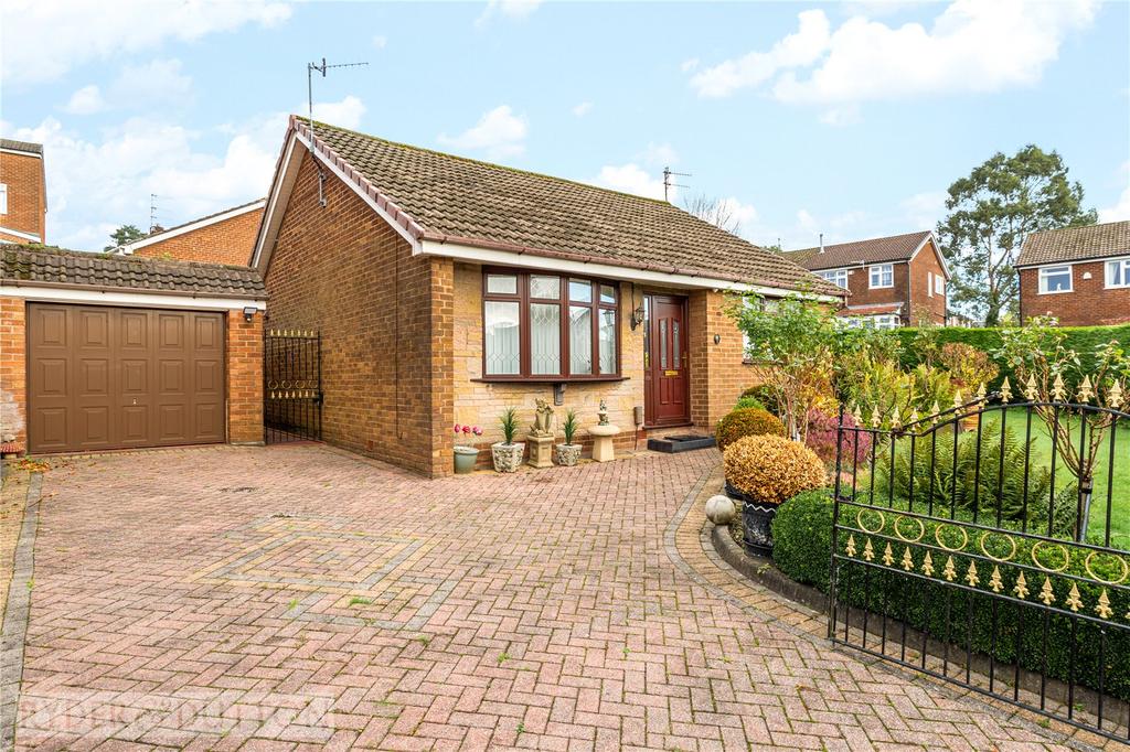Elmwood Drive, Royton, Oldham, OL2 3 bed detached bungalow £260,000