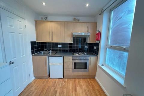 Studio to rent, Pond Road, Stratford