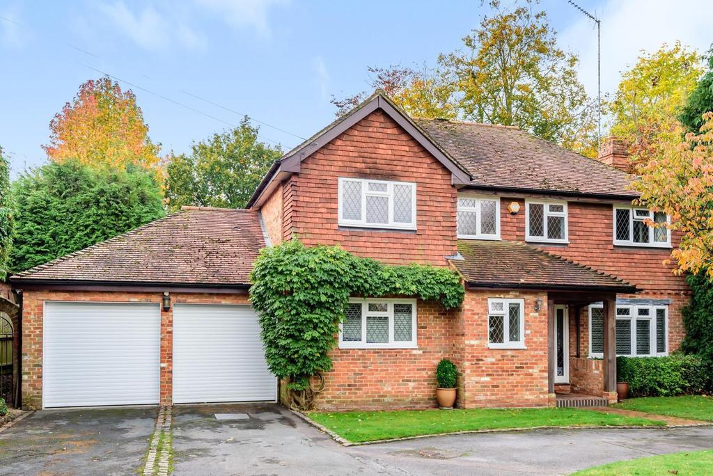 Cricket Way, Weybridge, KT13 4 bed detached house £1,575,000