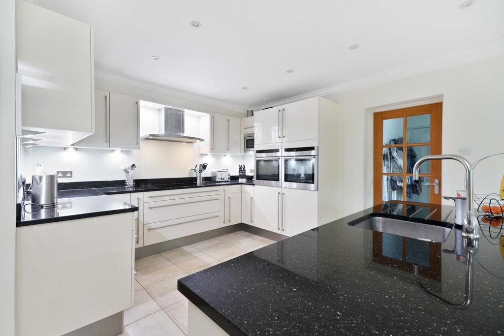 Cricket Way, Weybridge, KT13 4 bed detached house £1,575,000