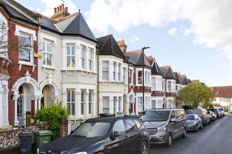 Norfolk House Road Streatham Hill SW16 4 bed house £3,200 pcm (£738 pw)