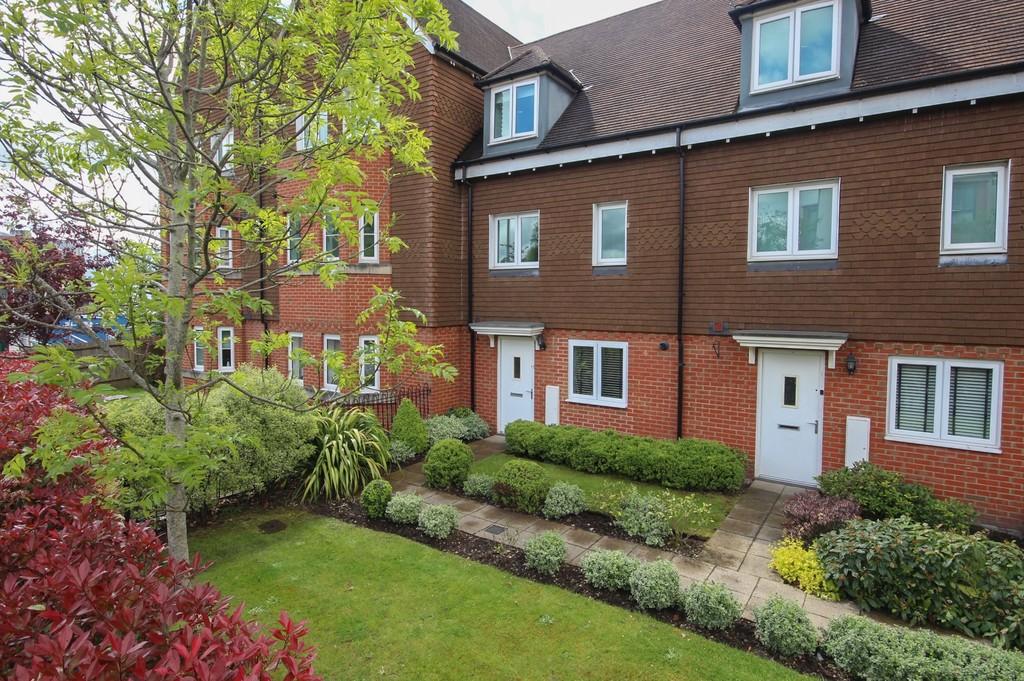 Outfield Crescent, Wokingham 3 bed townhouse £1,900 pcm (£438 pw)