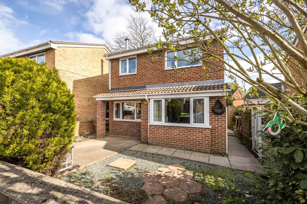 Bracken Close, Lydney 3 bed detached house £925 pcm (£213 pw)