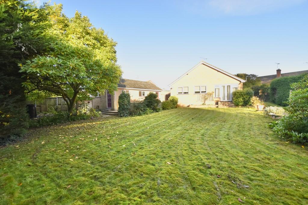 Bradfield Close, North Walsham 3 bed detached bungalow £895 pcm (£207 pw)