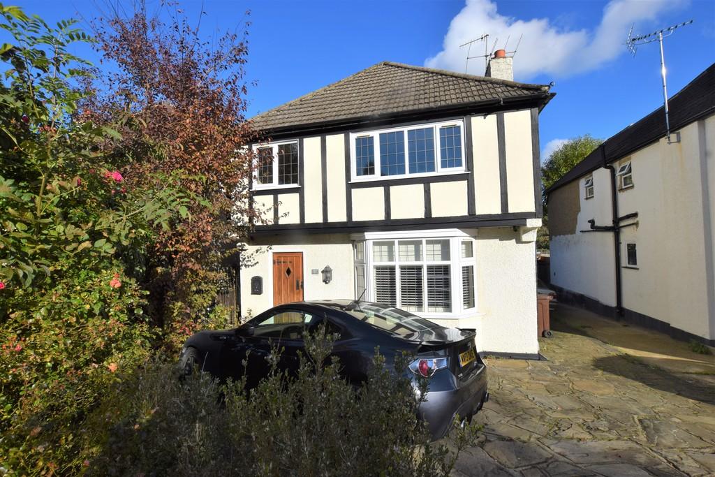 Brookdene Avenue, Oxhey, Hertfordshire 3 bed detached house £2,250