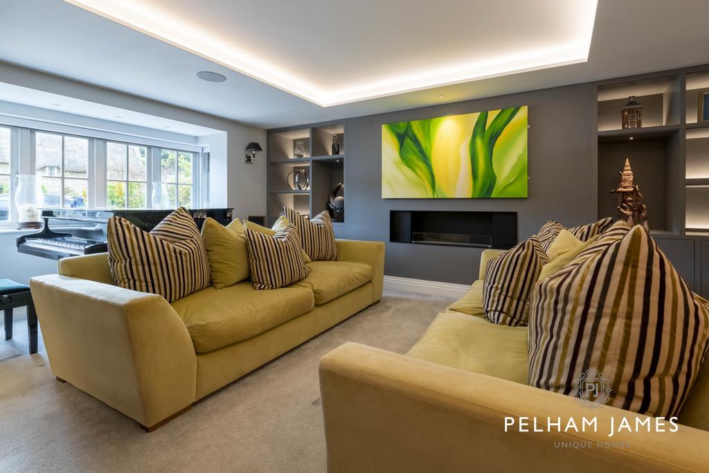 Sitting room with bay window