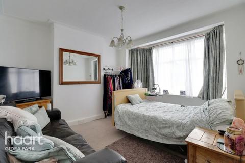 16 Stanley Avenue, Romford, RM2 5DL