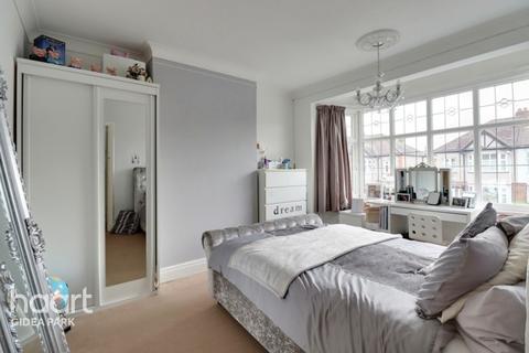 16 Stanley Avenue, Romford, RM2 5DL