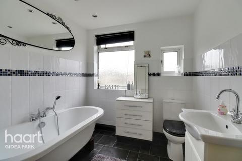 16 Stanley Avenue, Romford, RM2 5DL
