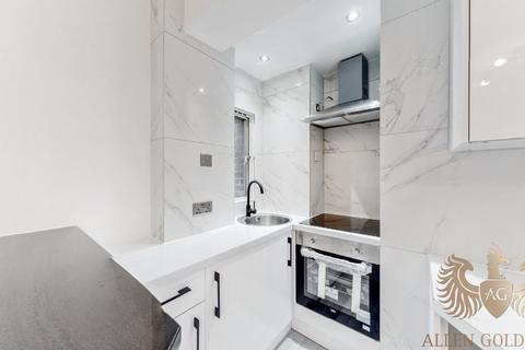 Studio to rent, Paramount Court,  University Street, London