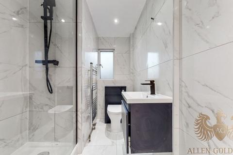 Studio to rent, Paramount Court,  University Street, London