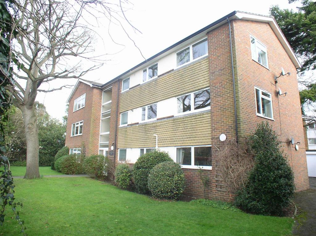 Downham Court, Long Lodge Drive, WaltonOnThames 2 bed flat £1,300
