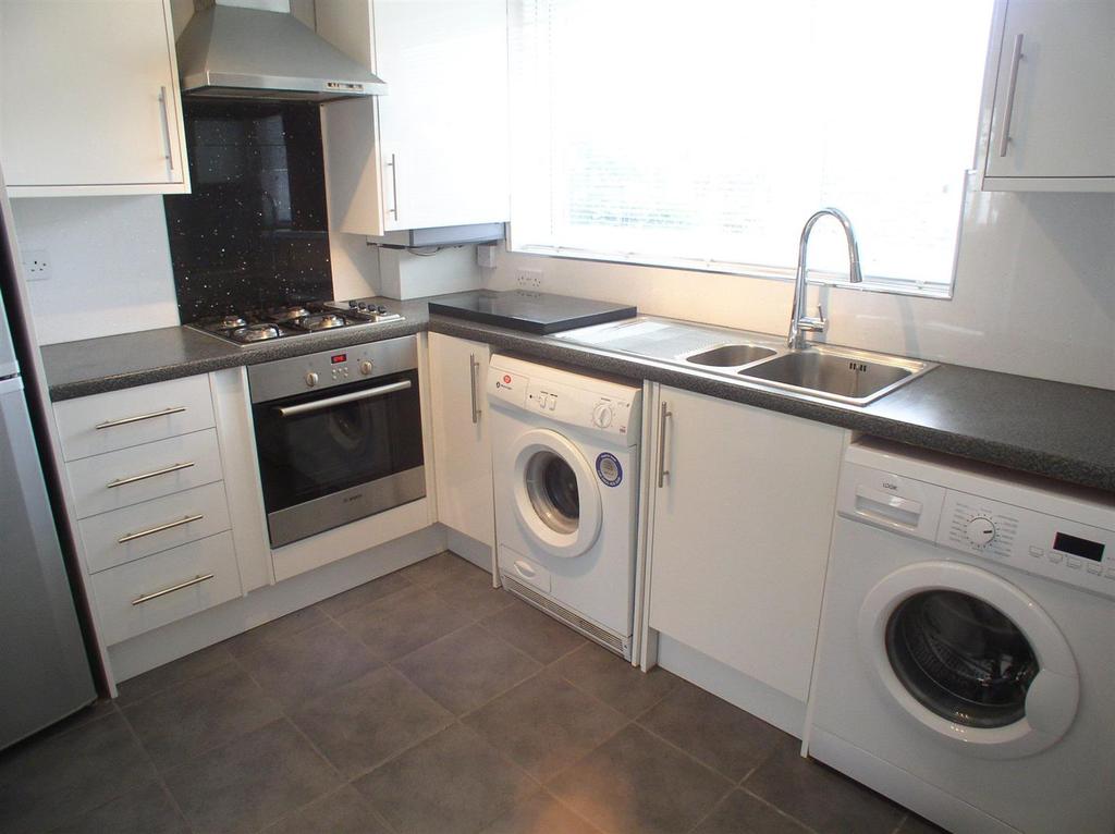 Downham Court, Long Lodge Drive, WaltonOnThames 2 bed flat £1,300