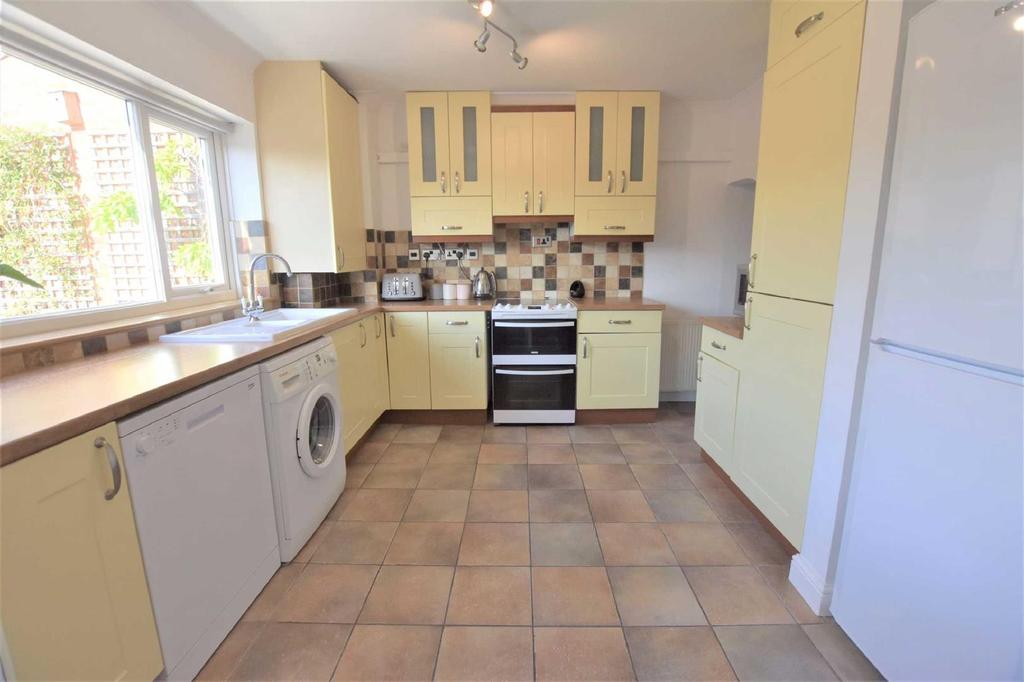Kipling Close, Worcester 3 bed terraced house £250,000