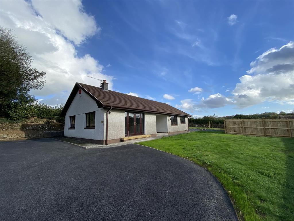 Blowinghouse Lane, Bodmin, PL30 3 bed bungalow £1,400 pcm (£323 pw)