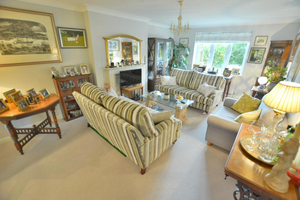 Sitting/dining room