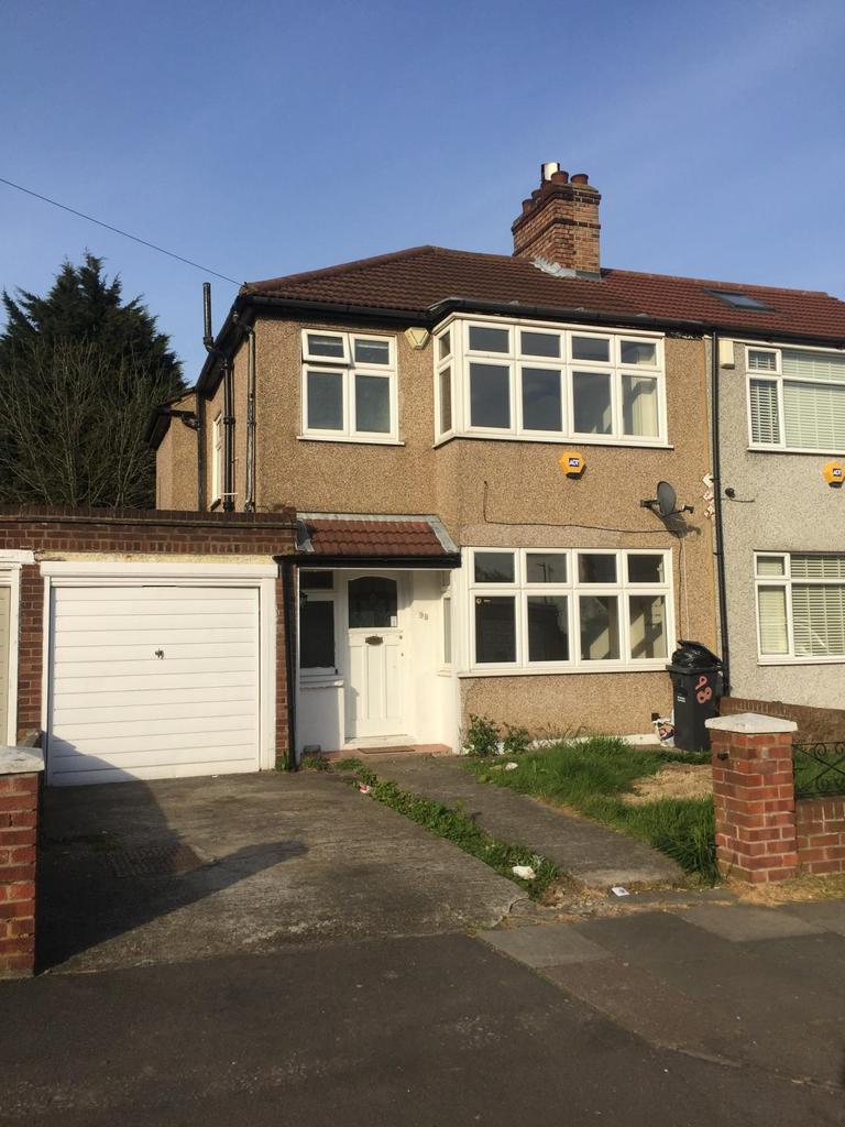 Clayhall, Ilford, Essex, IG5 3 bed end of terrace house £1,750 pcm (£