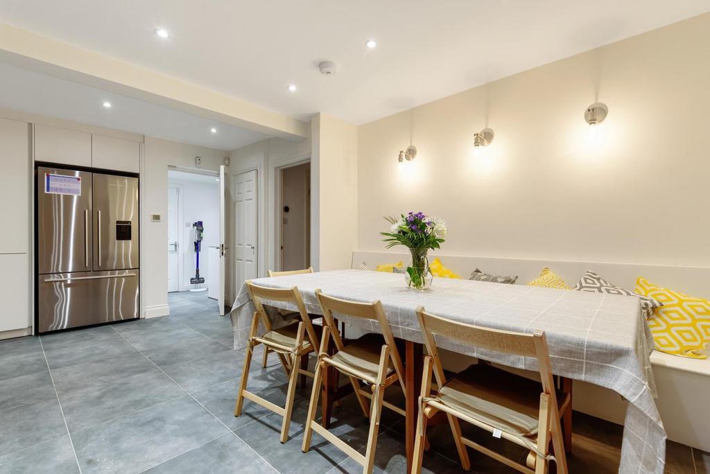 Woodland Grove, Weybridge, KT13 4 bed detached house £1,350,000