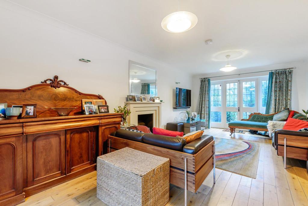 Woodland Grove, Weybridge, KT13 4 bed detached house £1,350,000