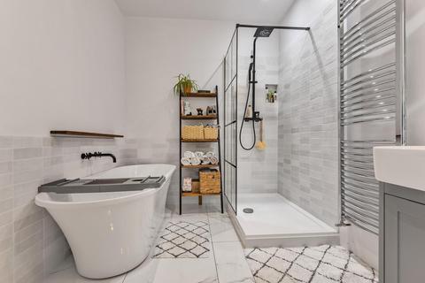 15b Wickham Gardens, London, SE4 1LY