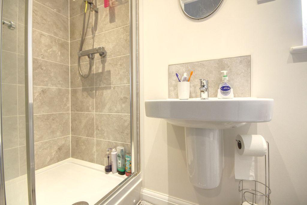 Ensuite to Bed 2