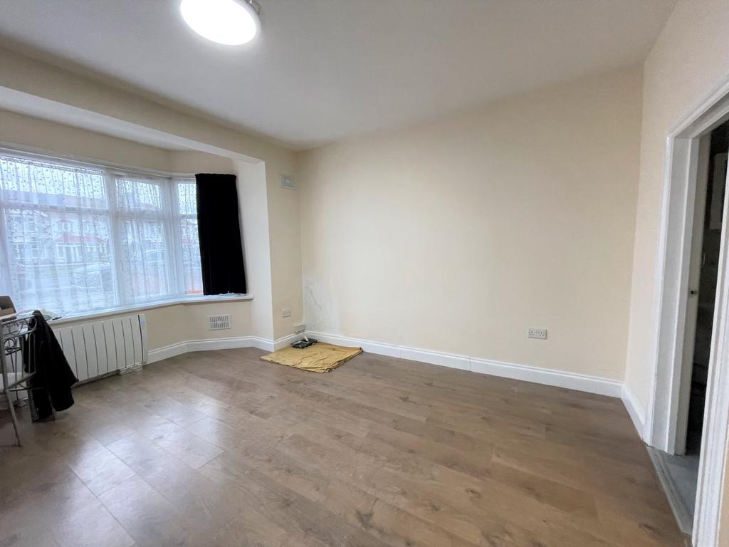 Eastern Avenue, Redbridge Property £850 pcm (£196 pw)