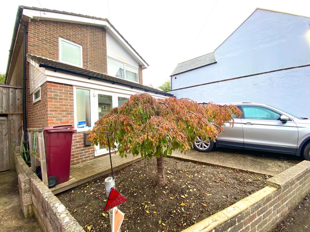 Adelaide Road Chichester PO19 3 bed detached house £1,300 pcm (£300 pw)