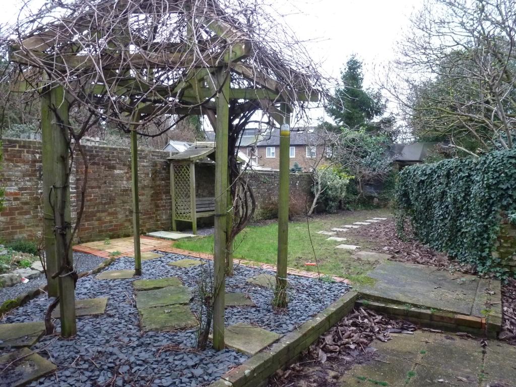 Adelaide Road Chichester PO19 3 bed detached house £1,300 pcm (£300 pw)