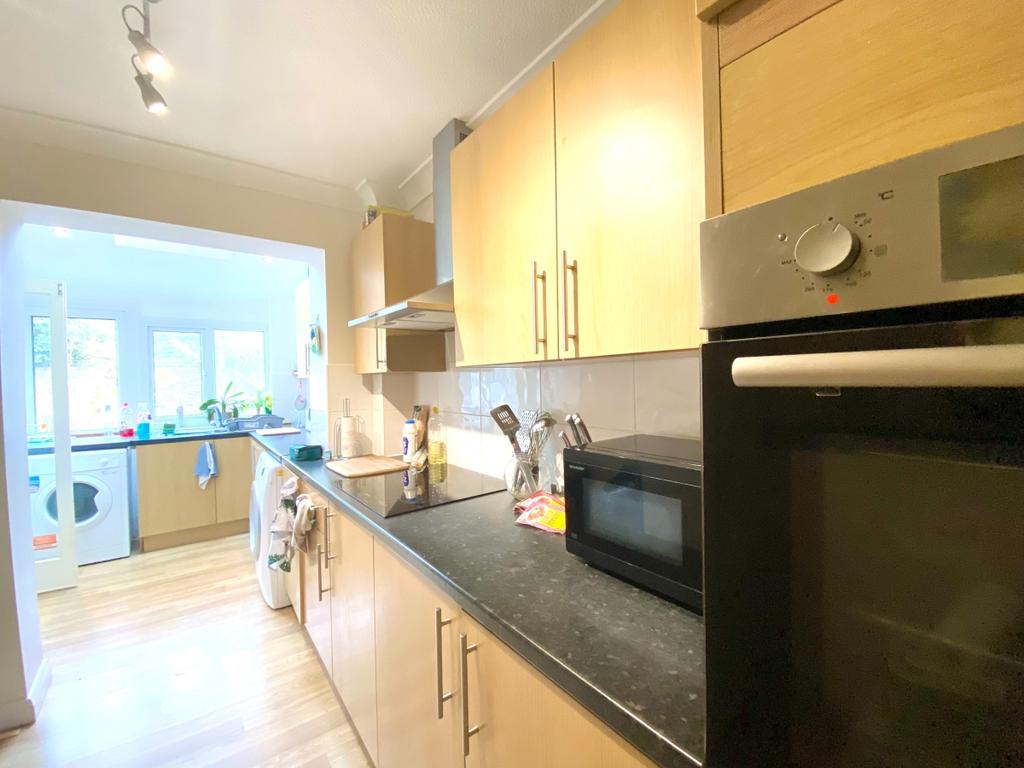 Adelaide Road Chichester PO19 3 bed detached house £1,300 pcm (£300 pw)
