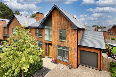 14 Chieftain Road, Longcross, Chertsey, KT16 0BG