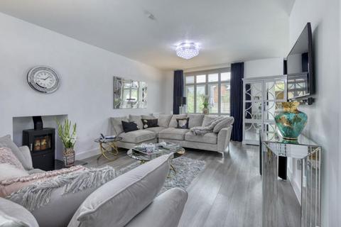 14 Chieftain Road, Longcross, Chertsey, KT16 0BG
