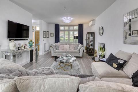 14 Chieftain Road, Longcross, Chertsey, KT16 0BG