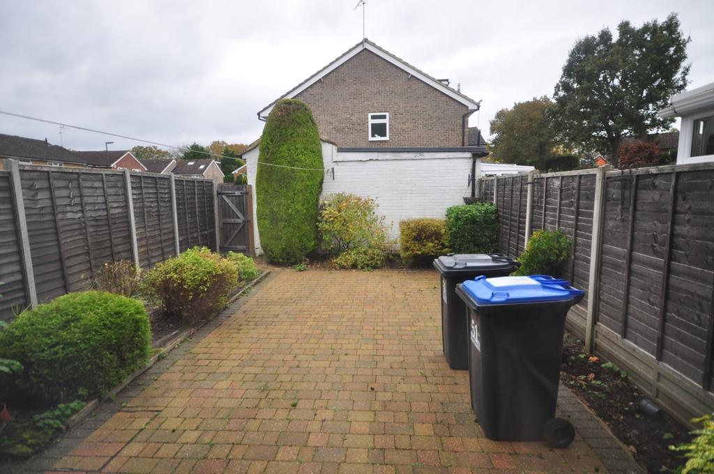 Westway Copthorne RH10 3 bed terraced house £1,350 pcm (£312 pw)