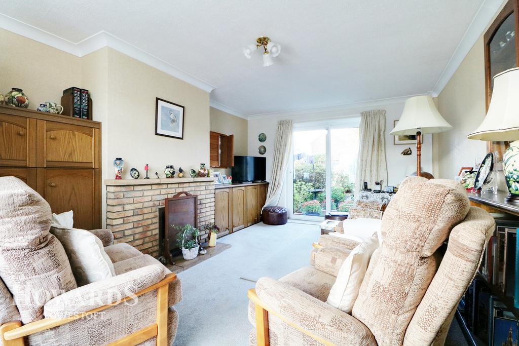 Lakeside Rise, Blundeston 3 bed terraced house £190,000