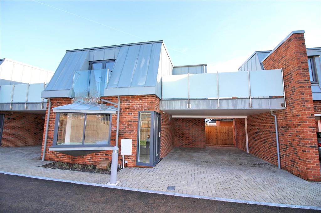 Buckingham Road, Borehamwood... 2 bed link detached house £1,400 pcm
