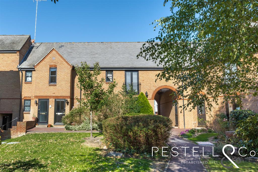 Fitzwalter Place, Dunmow 3 bed apartment £225,000