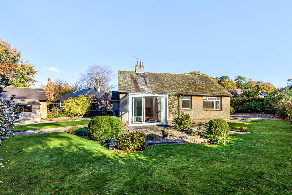 6 Hornby Bank, Hornby, Lancaster, LA2 8LQ 3 bed detached bungalow £