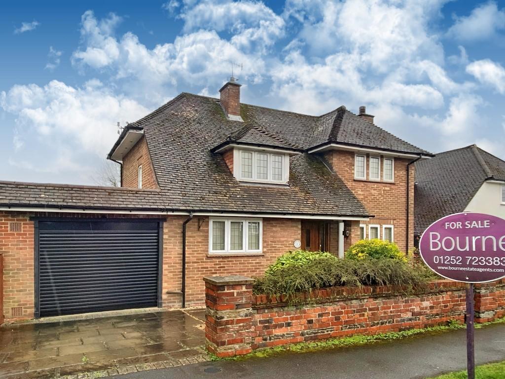 Highfield Gardens, Aldershot 2 bed detached house £450,000