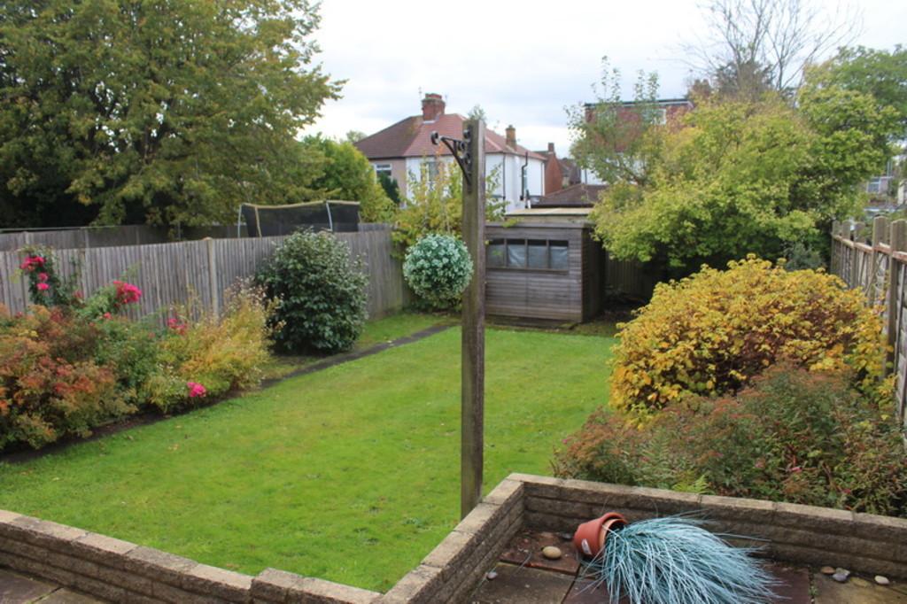 Weighton Road, Harrow Weald 3 bed semidetached house £570,000